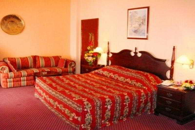 Delmon International Hotel Manama Room photo